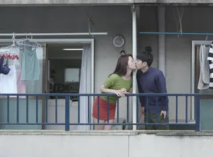 Tiếng rên của chị nhà đối diện cạnh bên và cậu thanh niên được lái máy bay