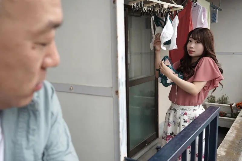Gã nhà bên chuyên soi mói và cặp bà xã Anh xã thường xuyên rên la quá to