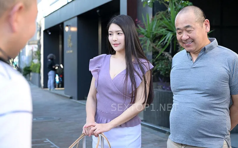Thấy người vợ của nhân viên đẹp quá, cấp trên lại có sở thích xoạc vợ yêu người khác nên đã…